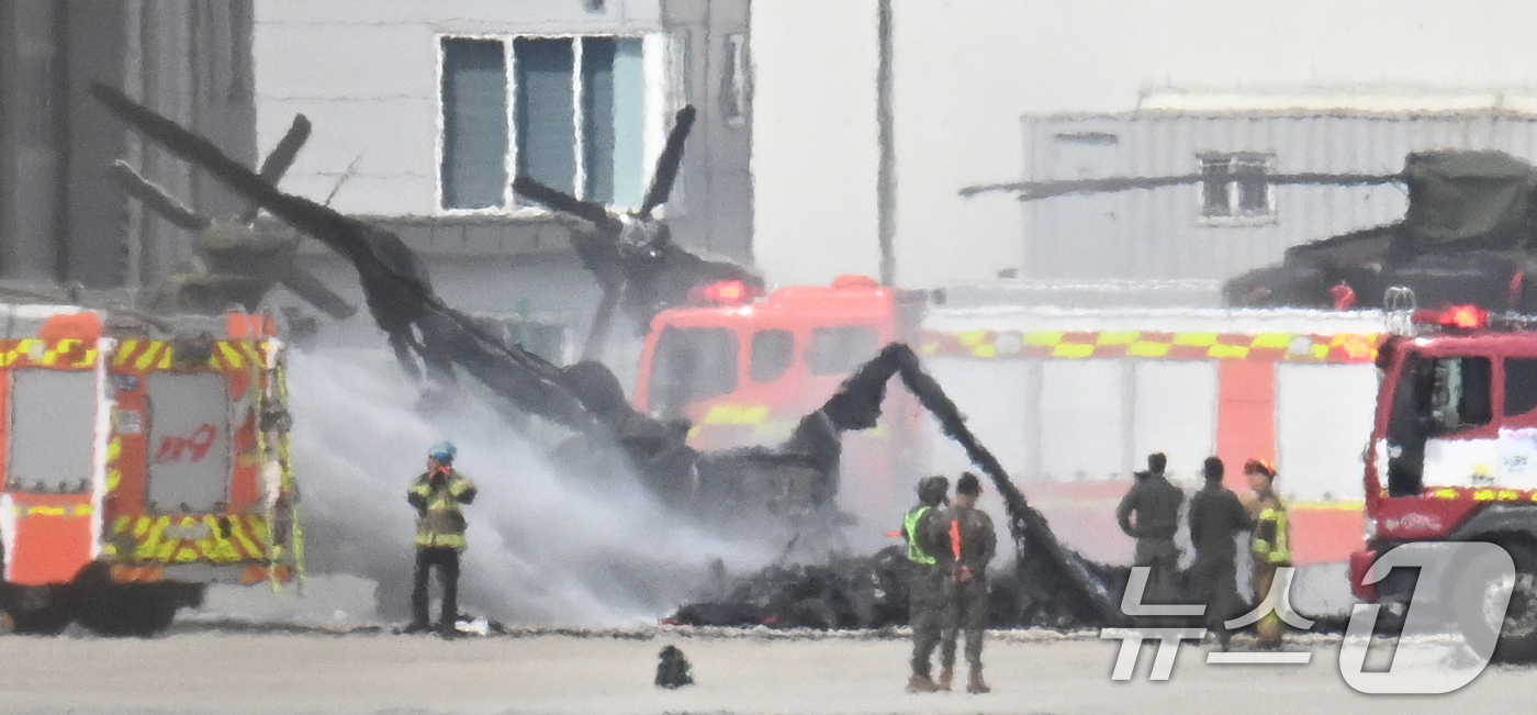 (양주=뉴스1) 김영운 기자 = 17일 오후 경기 양주시 광적면 석우리의 한 육군 소속 항공대대에서 착륙을 시도하던 무인기 1대가 비행장에 계류 중인 KUH-1 '수리온' 기동헬기 …