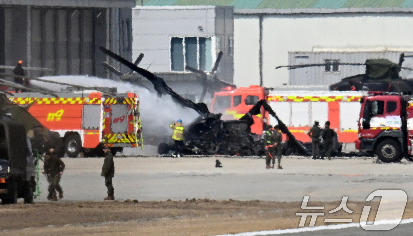 (양주=뉴스1) 김영운 기자 = 17일 오후 경기 양주시 광적면 석우리의 한 육군 소속 항공대대에서 착륙을 시도하던 무인기 1대가 비행장에 계류 중인 KUH-1 '수리온' 기동헬기 …