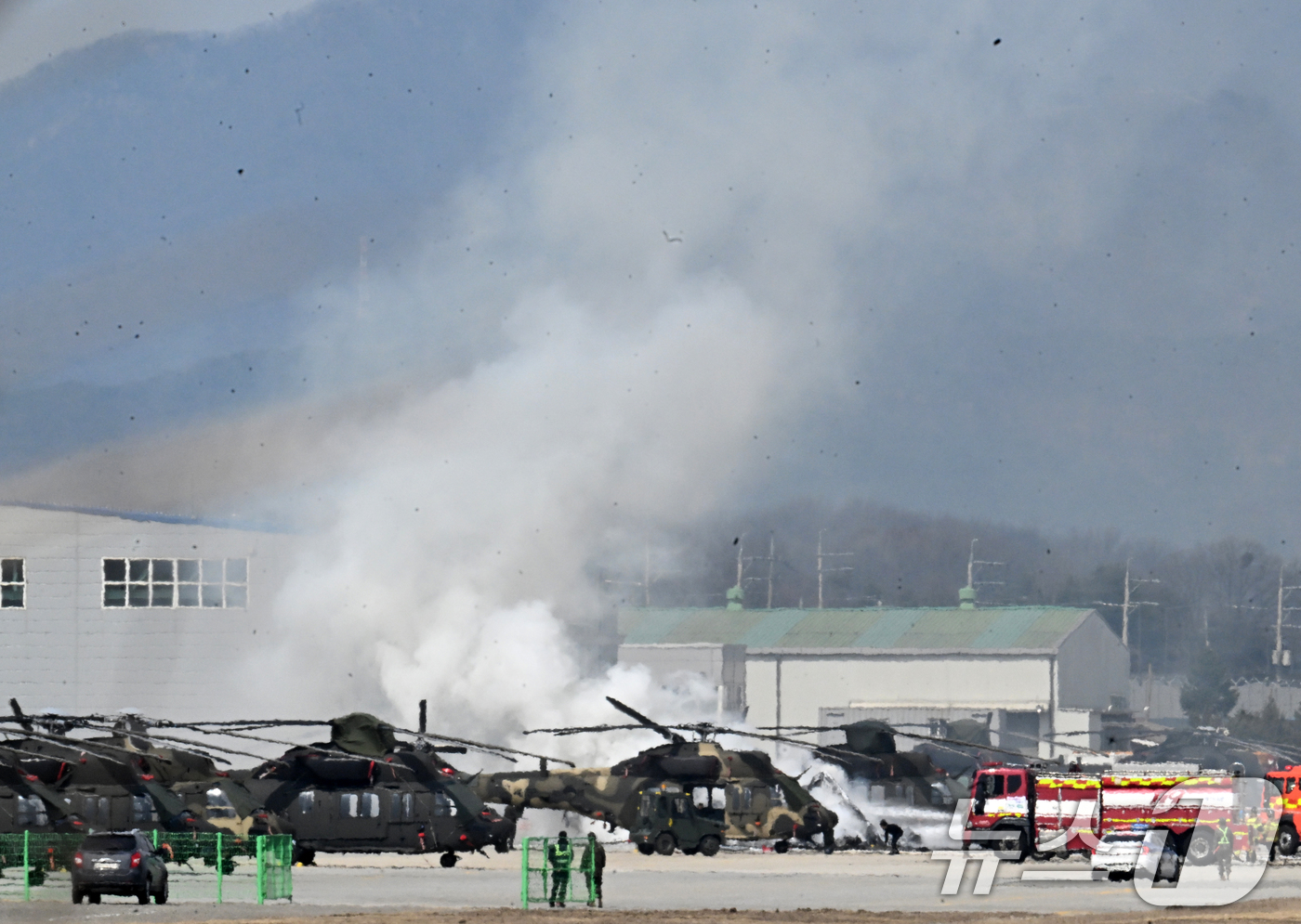 (양주=뉴스1) 김영운 기자 = 17일 오후 경기 양주시 광적면 석우리의 한 육군 소속 항공대대에서 착륙을 시도하던 무인기 1대가 비행장에 계류 중인 KUH-1 '수리온' 기동헬기 …