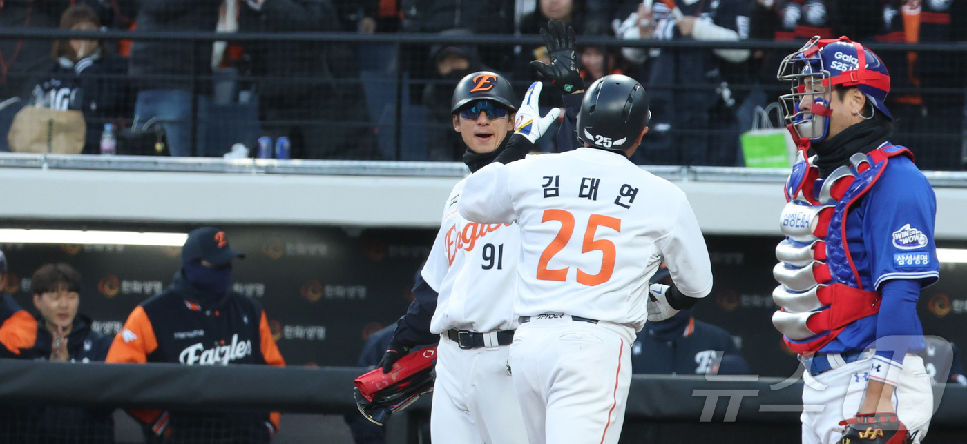 (대전=뉴스1) 김기남 기자 = 17일 대전 한화생명 볼파크에서 열린 2025 프로야구 KBO리그 한화이글스와 삼성라이온즈의 시범경기에서 한화 김태연이 1회 1점 홈런을 치고 홈으 …
