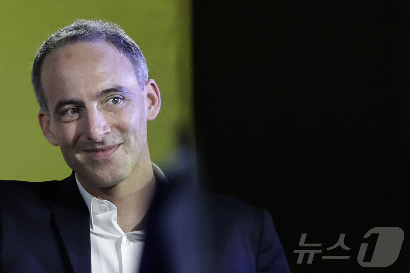 본문 이미지 - 프랑스 MEP의원이자 공공 광장 공동대표인 라파엘 글룩스만이 2025년 3월 16일 프랑스 파리에서 열린 전당대회에서 연설을 하고 있다. ⓒ AFP=뉴스1