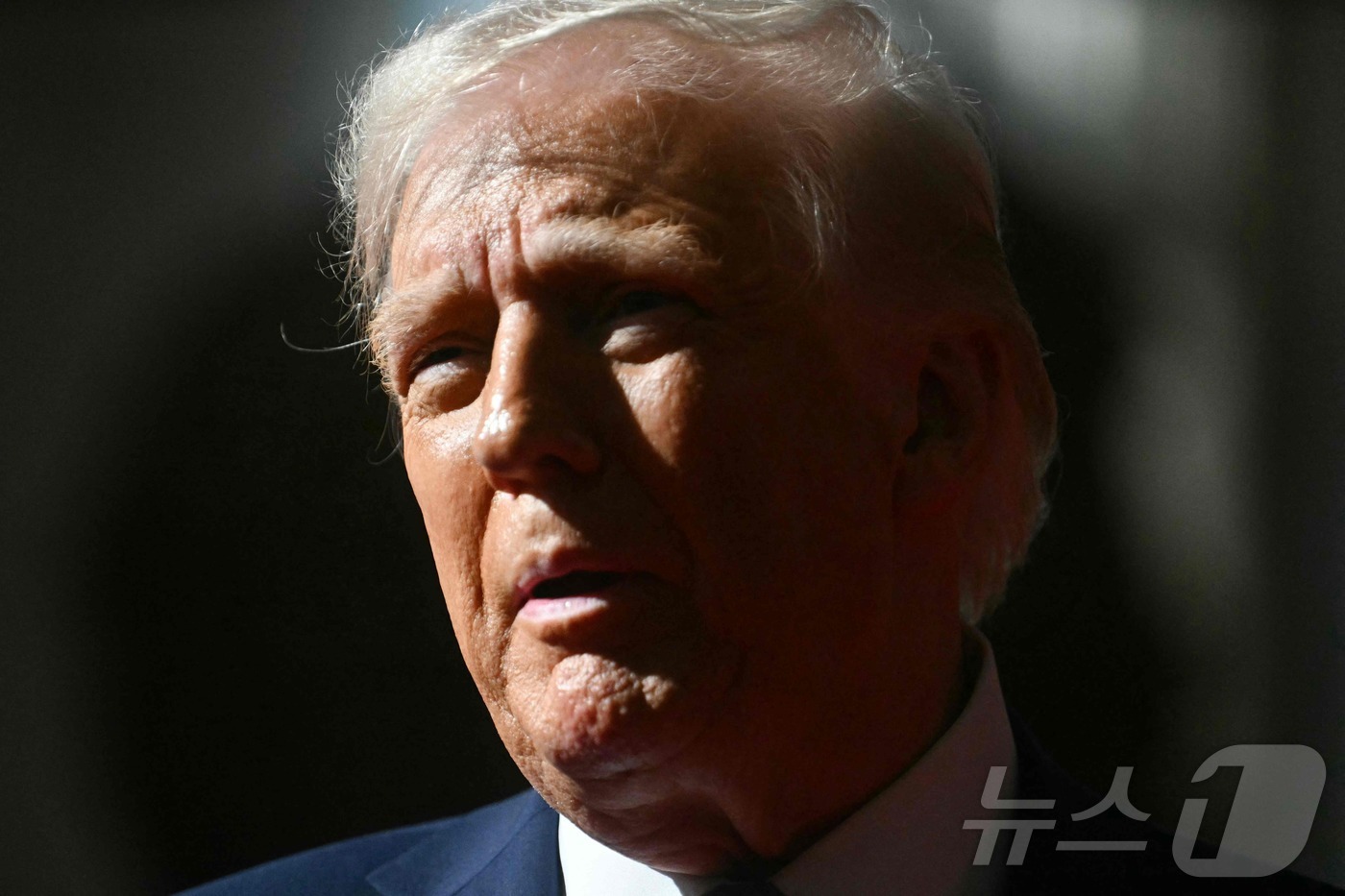 (워싱턴 AFP=뉴스1) 우동명 기자 = 도널드 트럼프 미국 대통령이 17일(현지시간) 워싱턴의 대표적 공연장인 케네디센터 이사회에 참석 중 취재진을 만나 “시진핑 중국 국가주석이 …