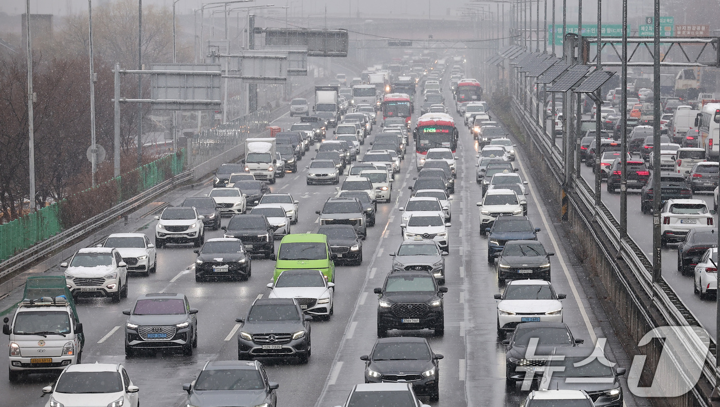 (서울=뉴스1) 김성진 기자 = 서울과 수도권 지역에 대설주의보가 발효된 18일 오전 서울 마포구 강변북로에서 차량들이 서행하고 있다.서울의 경우 관련 통계를 집계하기 시작한 19 …