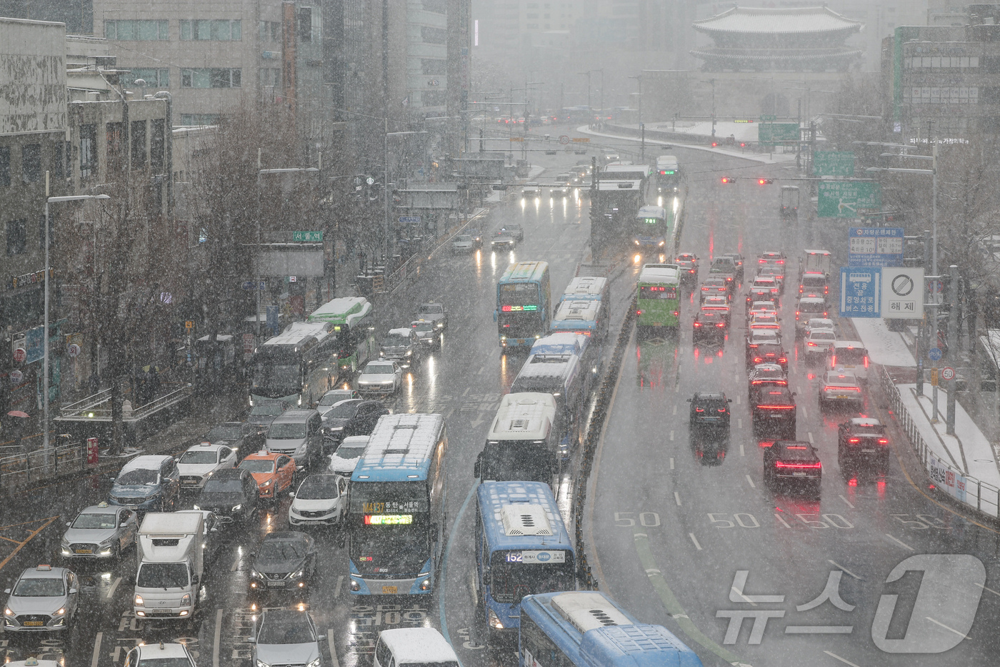 (서울=뉴스1) 김도우 기자 = 대설주의보가 발령된 18일 오전 서울 중구 세종대로에 눈이 내리고 있다. 2025.3.18/뉴스1