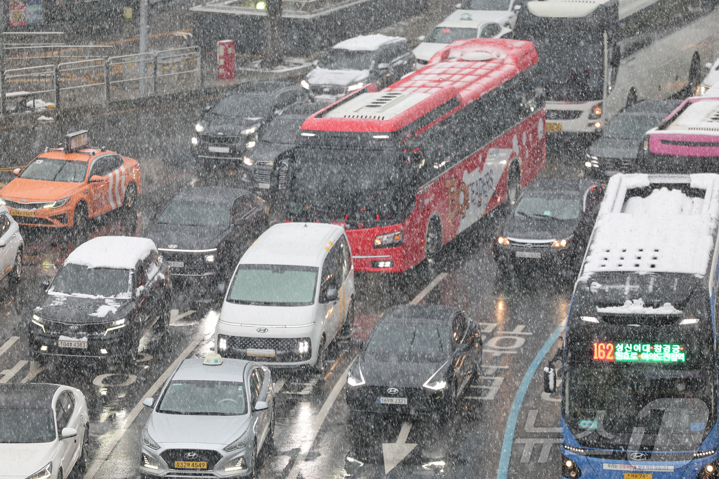 (서울=뉴스1) 김도우 기자 = 대설주의보가 발령된 18일 오전 서울 중구 세종대로에 눈이 내리고 있다. 2025.3.18/뉴스1