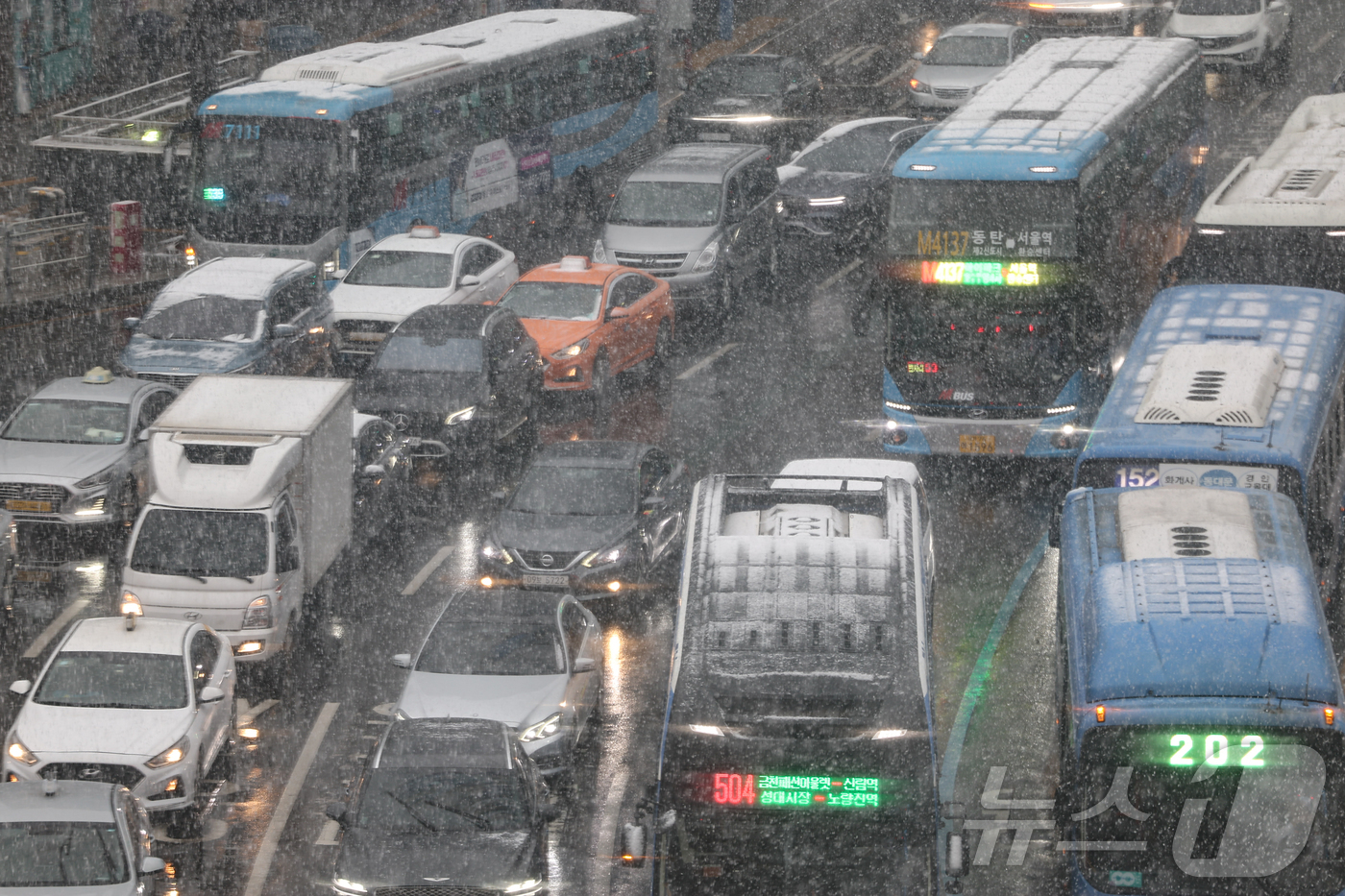 (서울=뉴스1) 김도우 기자 = 대설주의보가 발령된 18일 오전 서울 중구 세종대로에 눈이 내리고 있다. 2025.3.18/뉴스1