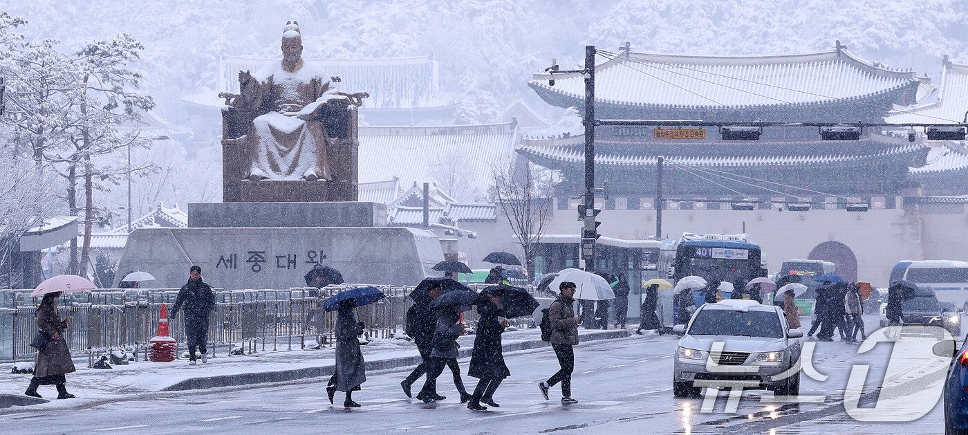 본문 이미지 -  대설주의보가 발효된 18일 오전 서울 광화문광장에서 시민들이 출근길 발걸음을 옮기고 있다. 2025.3.18/뉴스1 ⓒ News1 박지혜 기자