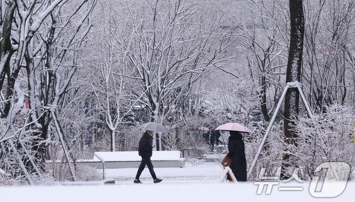 (서울=뉴스1) 박지혜 기자 = 대설주의보가 발효된 18일 오전 서울 광화문광장에서 시민들이 출근길 발걸음을 옮기고 있다. 2025.3.18/뉴스1