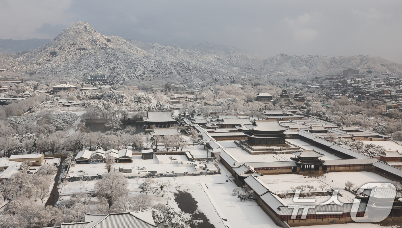 (서울=뉴스1) 허경 기자 = 18일 서울 종로구 경복궁 일대가 밤새 내린 눈으로 하얗게 뒤덮여 있다. 2025.3.18/뉴스1