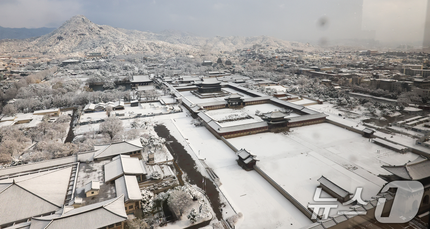 (서울=뉴스1) 허경 기자 = 18일 서울 종로구 경복궁 일대가 밤새 내린 눈으로 하얗게 뒤덮여 있다. 2025.3.18/뉴스1