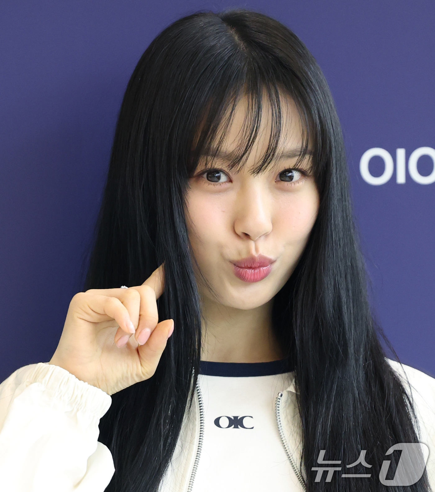 (서울=뉴스1) 권현진 기자 = 배우 고민시가 18일 오전 서울 영등포구 현대백화점 더현대 서울에서 열린 패션브랜드 오아이오아이 컬렉션 행사에 참석해 포즈를 취하고 있다. 2025 …