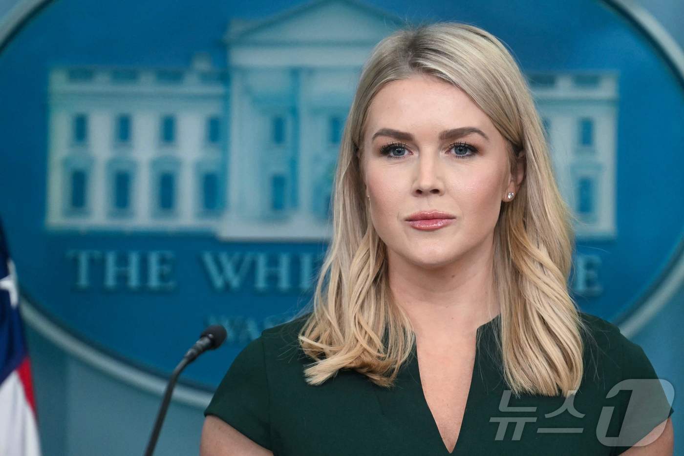 (워싱턴 AFP=뉴스1) 우동명 기자 = 캐롤라인 레빗 백악관 대변인이 17일(현지시간) 워싱턴 백악관 브래디 룸에서 브리핑을 갖고 “우크라이나 전쟁 종전 합의에 지금보다 더 가까 …