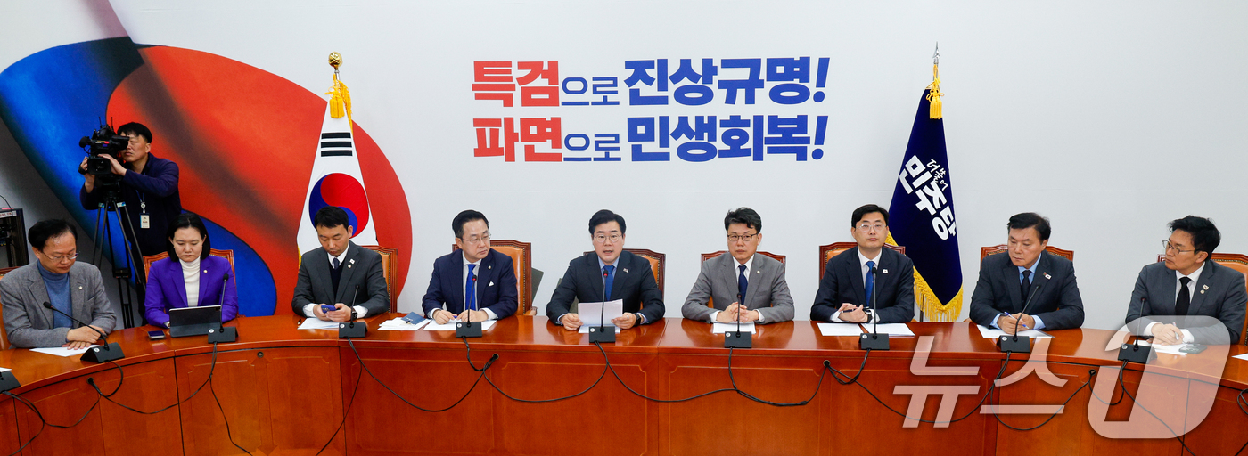 (서울=뉴스1) 안은나 기자 = 박찬대 더불어민주당 원내대표가 18일 오전 서울 여의도 국회에서 열린 원내대책회의에 참석해 모두 발언하고 있다. 2025.3.18/뉴스1