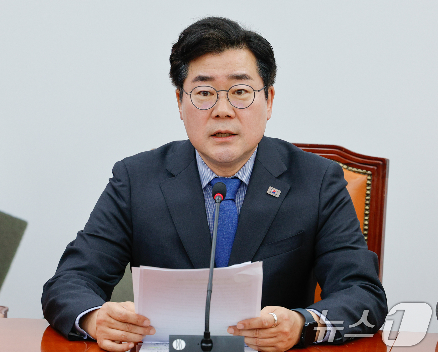 (서울=뉴스1) 안은나 기자 = 박찬대 더불어민주당 원내대표가 18일 오전 서울 여의도 국회에서 열린 원내대책회의에 참석해 모두 발언하고 있다. 2025.3.18/뉴스1
