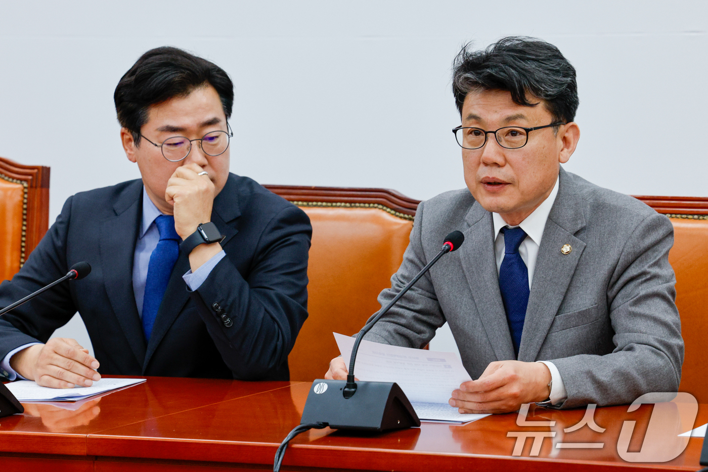 (서울=뉴스1) 안은나 기자 = 진성준 더불어민주당 정책위의장이 18일 오전 서울 여의도 국회에서 열린 원내대책회의에 참석해 발언하고 있다. 왼쪽은 박찬대 원내대표. 2025.3. …