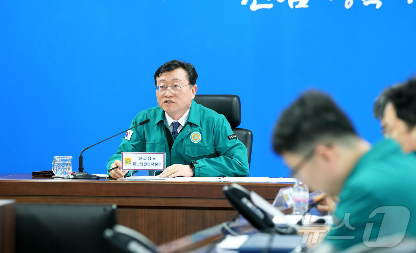 (무안=뉴스1) 전원 기자 = 명창환 전라남도 행정부지사가 18일 오전 재난종합상황실에서 관계 실·국장 및 영상으로 연결된 시·군 부단체장, 관련 기관장들이 참석한 가운데 구제역 …