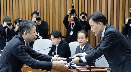 증인선서문 전달하는 김광일 MBK 파트너스 부회장