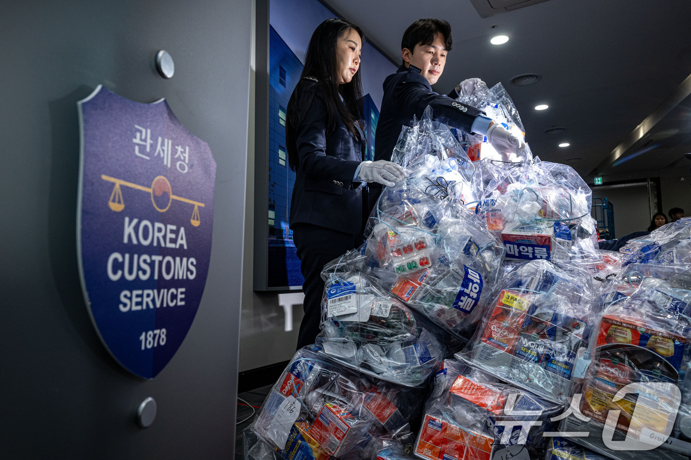 (인천=뉴스1) 이승배 기자 = 18일 오전 인천시 중구 인천공항세관 특송물류센터에서 직원이 세관에 적발된 마약류 성분이 함유된 감기약, 수면제 및 다이어트약 등 불법 의약품을 공 …