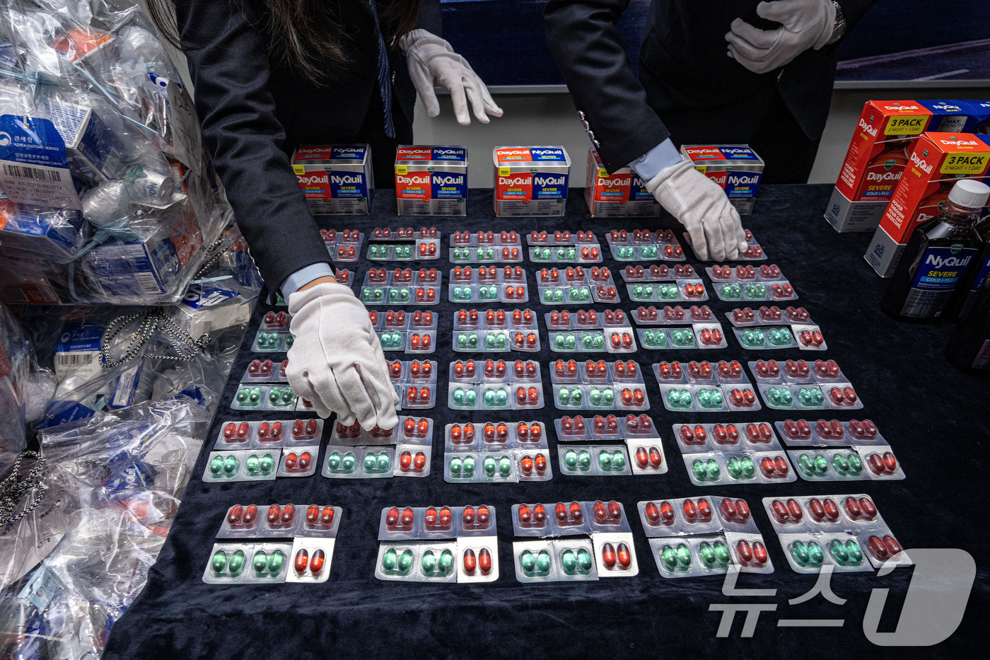 (인천=뉴스1) 이승배 기자 = 18일 오전 인천시 중구 인천공항세관 특송물류센터에서 직원이 세관에 적발된 마약류 성분이 함유된 감기약, 수면제 및 다이어트약 등 불법 의약품을 공 …