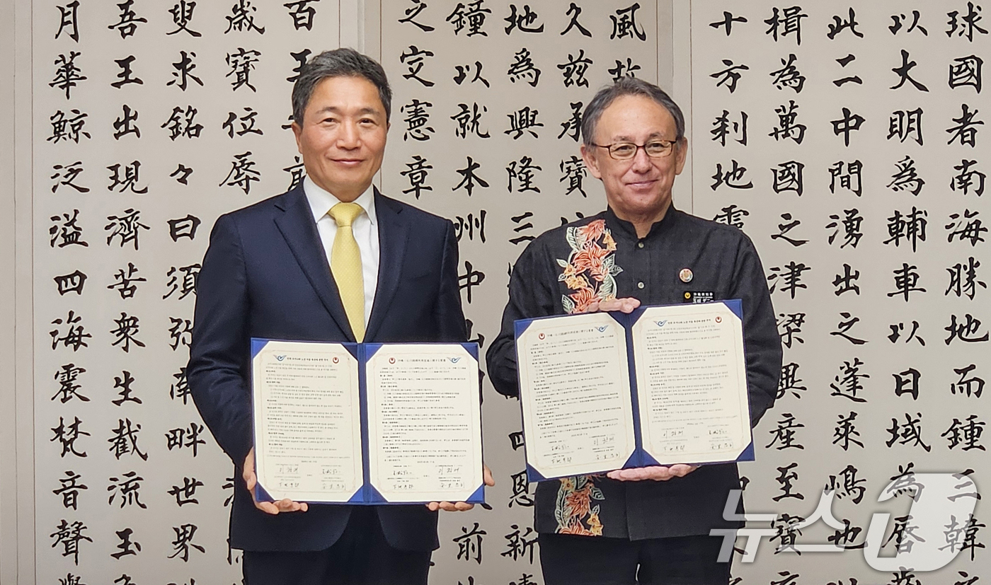 (서울=뉴스1) = 이학재 인천국제공항공사 사장(왼쪽)이 다마키 데니 오키나와현 지사와 지난 17일 일본 오키나와현청에서 열린 '인천공항-오키나와현 간 노선 활성화 협력 MOU 행 …