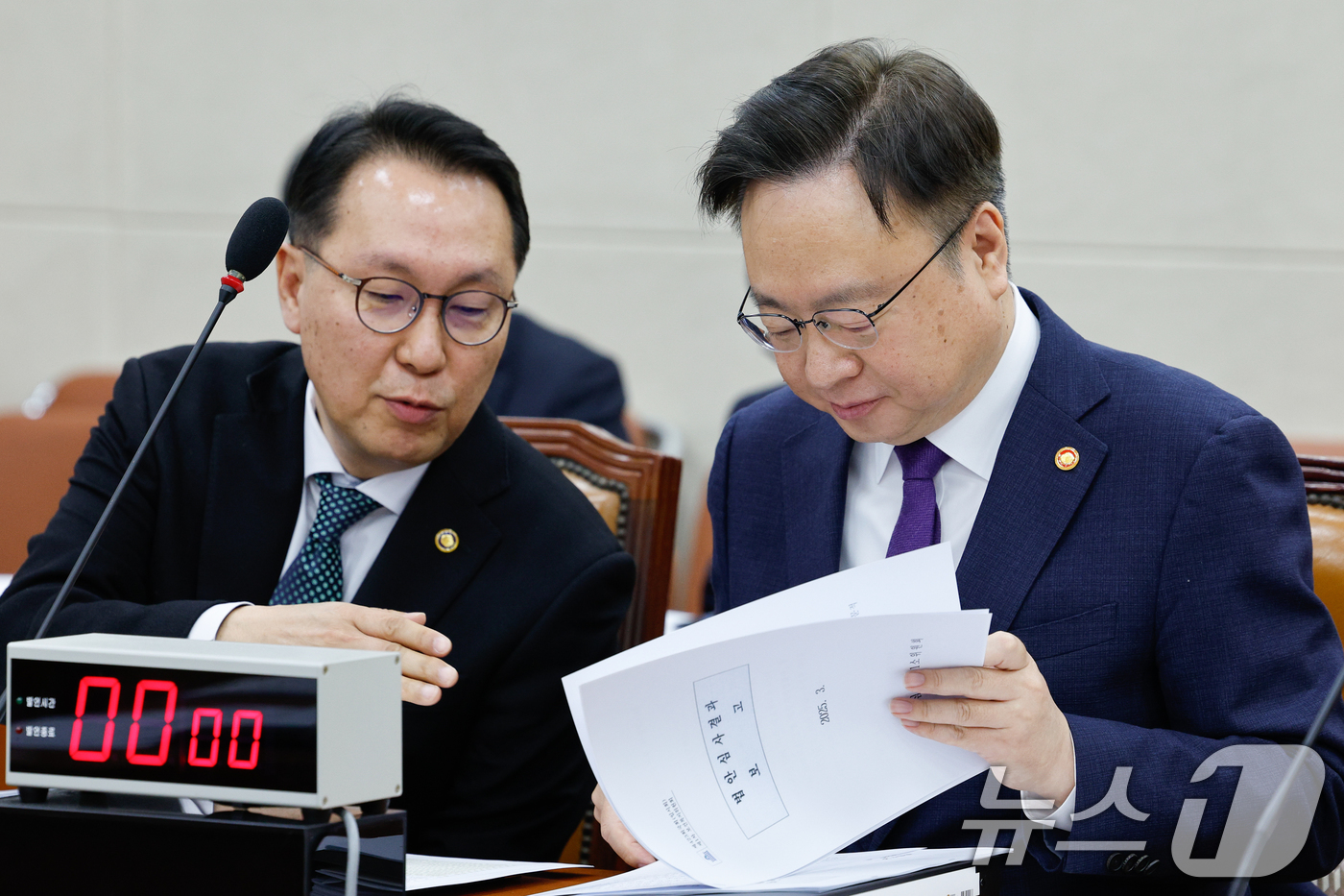 (서울=뉴스1) 안은나 기자 = 조규홍 보건복지부 장관(오른쪽)과 박민수 2차관이 18일 서울 여의도 국회에서 열린 제423회국회(임시회) 보건복지위원회 제1차 전체회의에 출석해 …