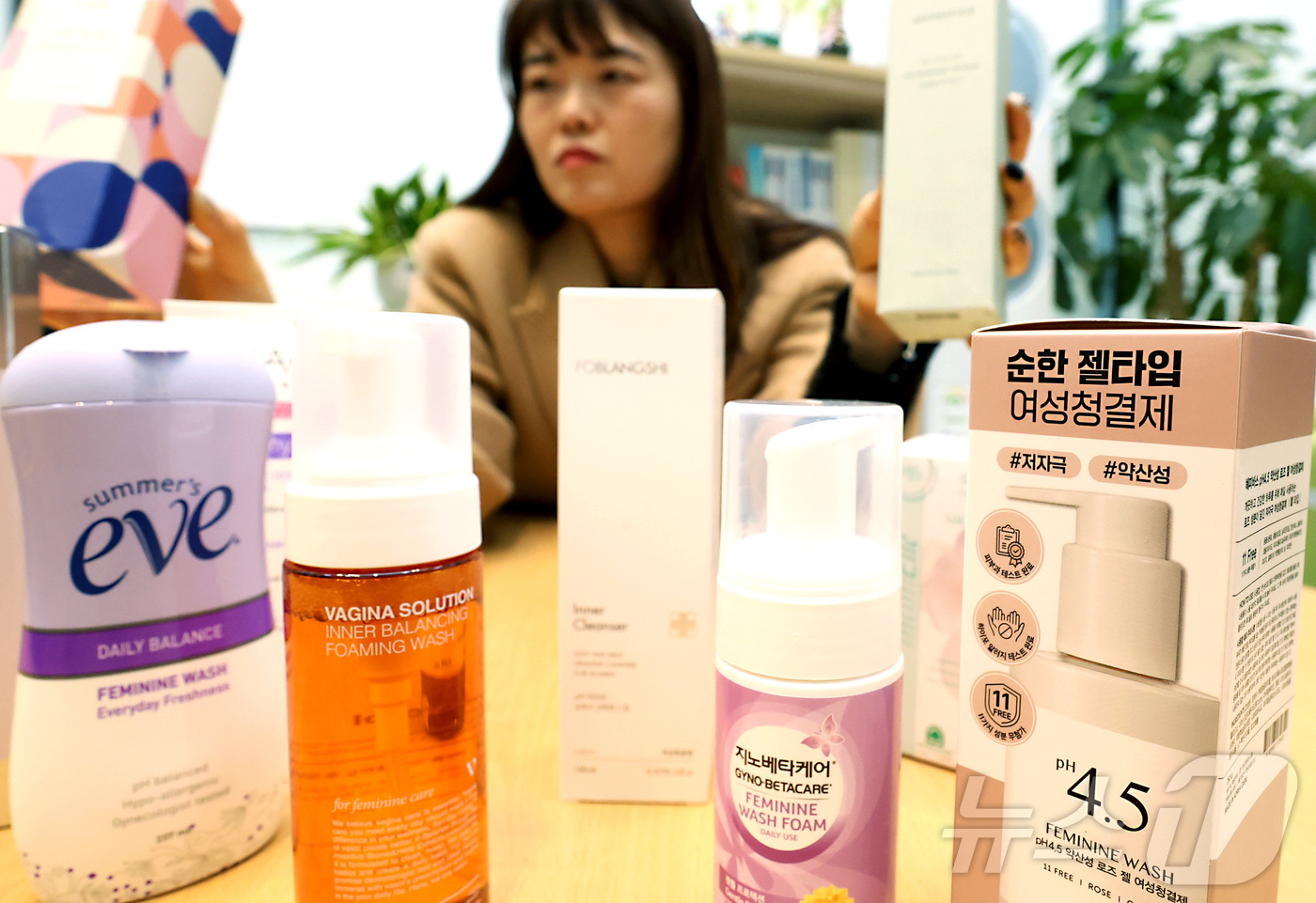 (세종=뉴스1) 김기남 기자 = 녹색소비자연대 관계자가 18일 세종시 정부세종청사 공정거래위원회에서 여성청결제를 사용하고 있는 250명의 소비자를 대상으로 많이 사용하고 있는 10 …