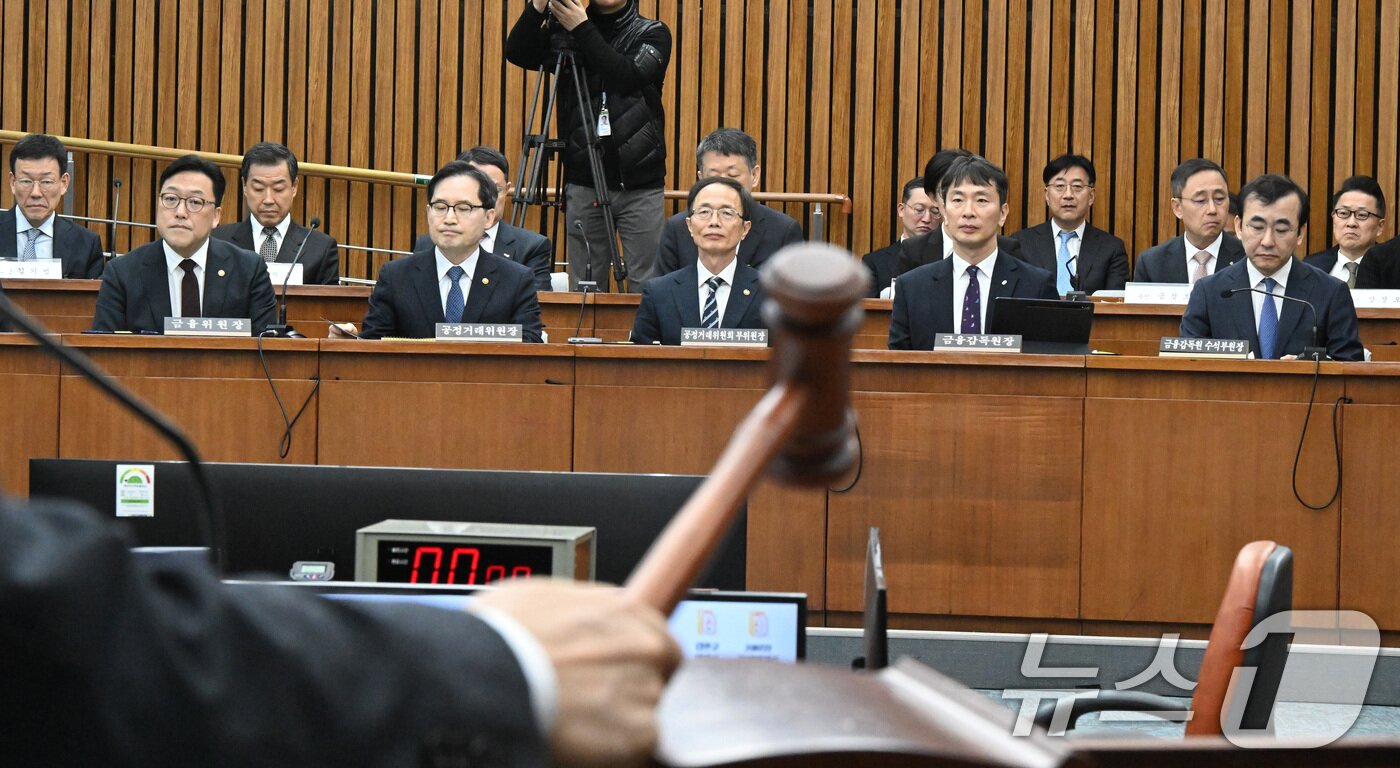 본문 이미지 - 윤한홍 국회 정무위원장이 18일 오전 서울 여의도 국회에서 열린 정무위원회 홈플러스 기업회생절차에 대한 현안 질의에서 의사봉을 두드리고 있다. &#40;공동취재&#41; 2025.3.18/뉴스1 ⓒ News1 이재명 기자