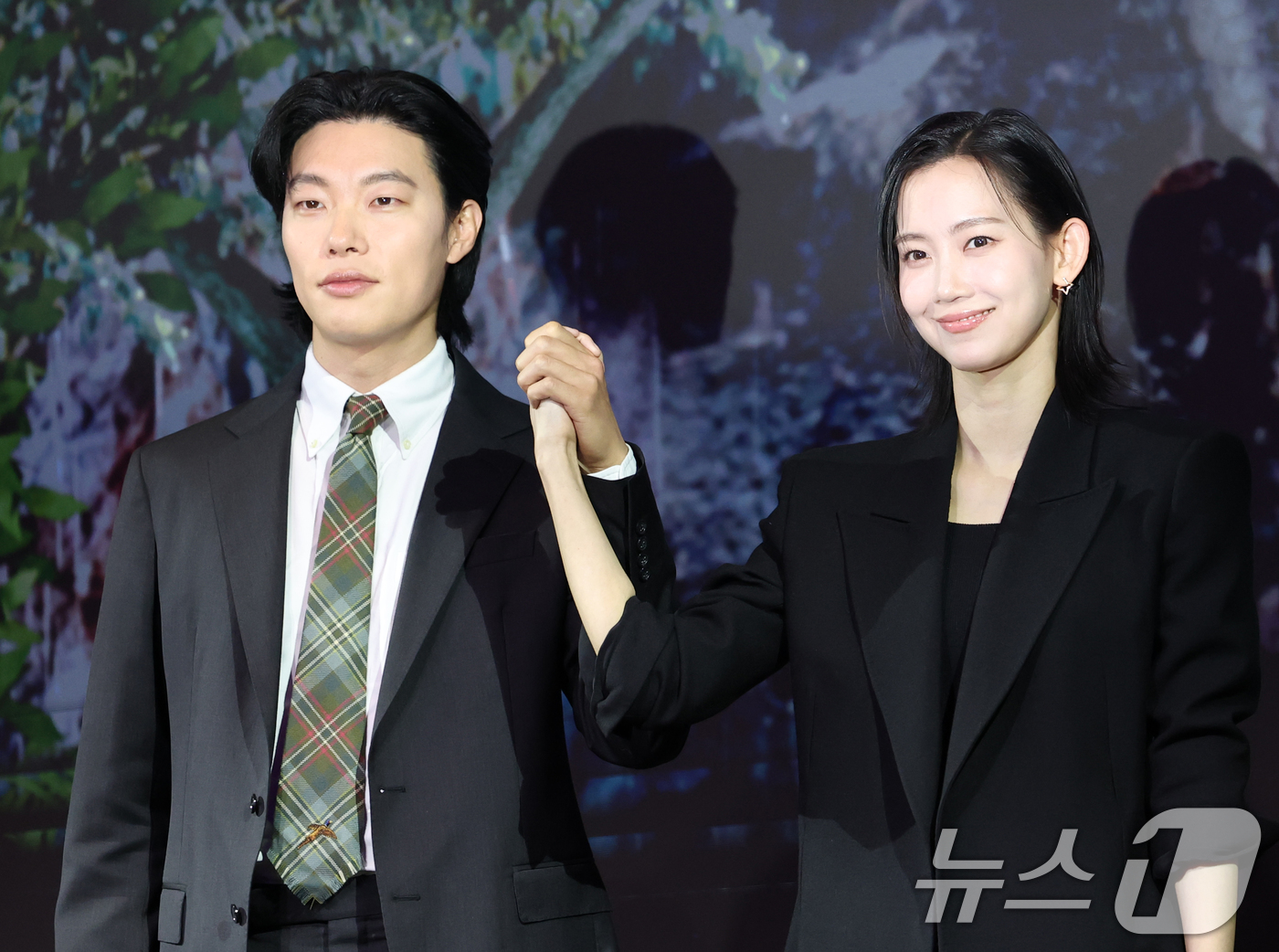 (서울=뉴스1) 권현진 기자 = 배우 류준열과 신현빈(오른쪽)이 18일 서울 마포구 호텔나루 서울 엠갤러리에서 열린 넷플릭스 '계시록'(감독 연상호) 제작보고회에서 포즈를 취하고 …