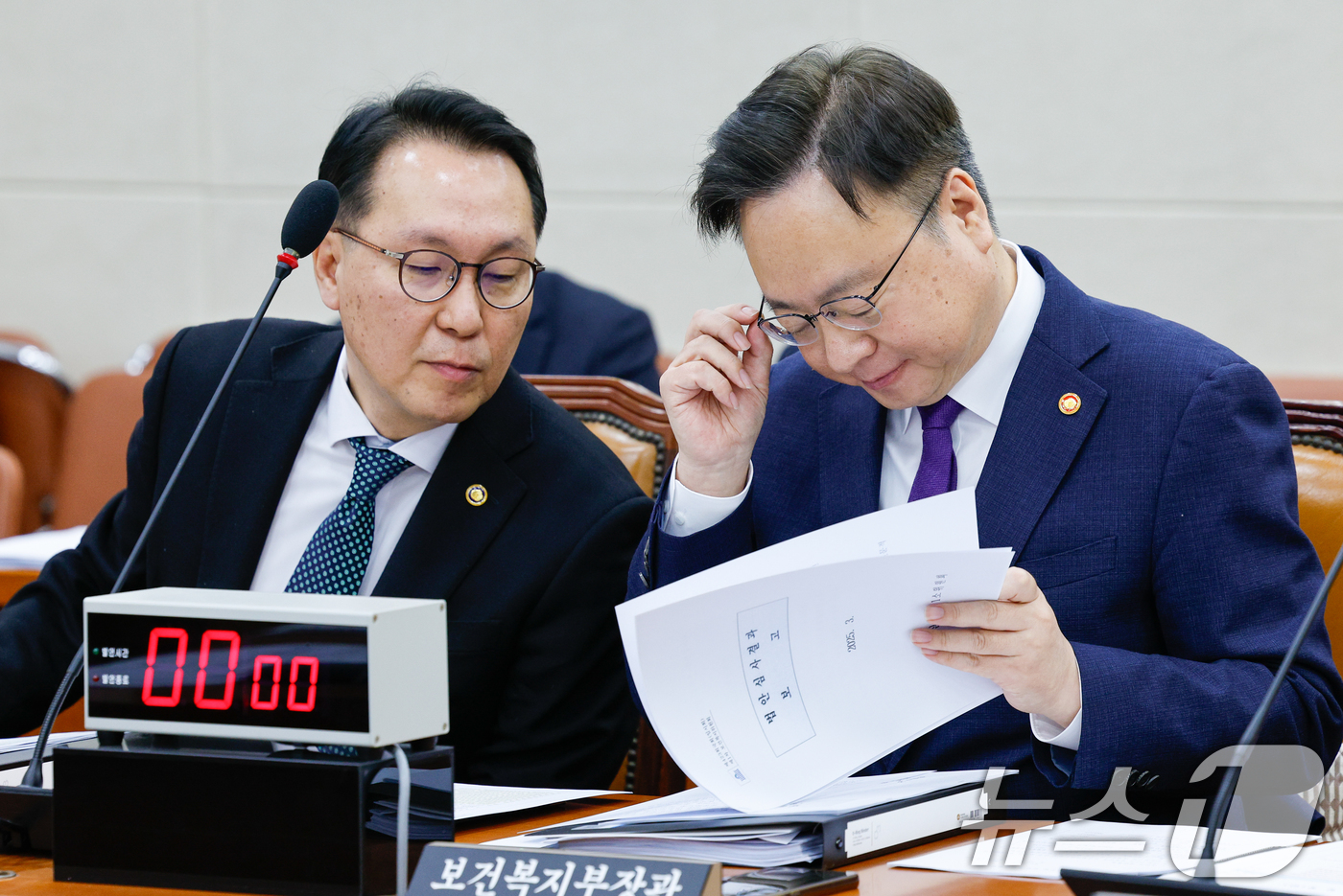 (서울=뉴스1) 안은나 기자 = 조규홍 보건복지부 장관(오른쪽)과 박민수 2차관이 18일 서울 여의도 국회에서 열린 제423회국회(임시회) 보건복지위원회 제1차 전체회의에 출석해 …