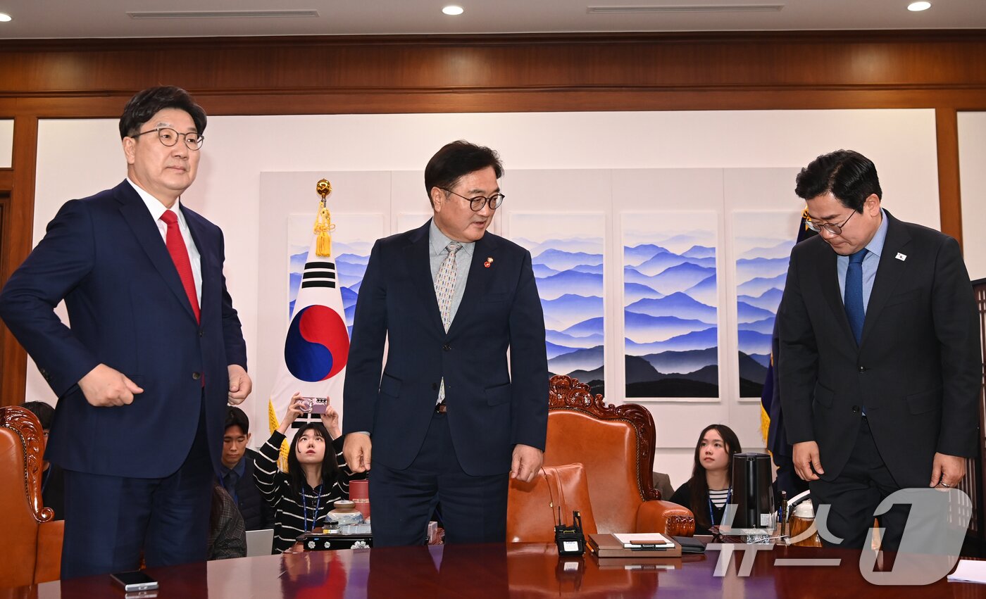 본문 이미지 - 우원식 국회의장&#40;가운데&#41;과 권성동 국민의힘 원내대표&#40;왼쪽&#41;, 박찬대 더불어민주당 원내대표가 18일 오전 서울 여의도 국회에서 회동을 하고 있다.&#40;공동취재&#41; 2025.3.18/뉴스1 ⓒ News1 이광호 기자