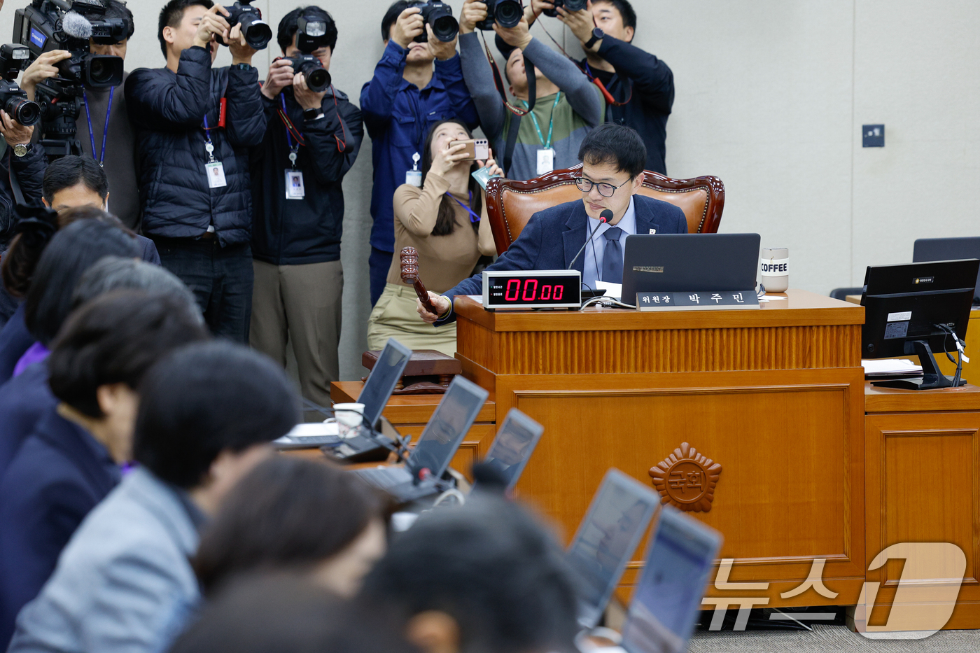 (서울=뉴스1) 안은나 기자 = 18일 서울 여의도 국회에서 열린 제423회국회(임시회) 보건복지위원회 제1차 전체회의에서 박주민 위원장이 개의를 선언하고 있다. 2025.3.18 …