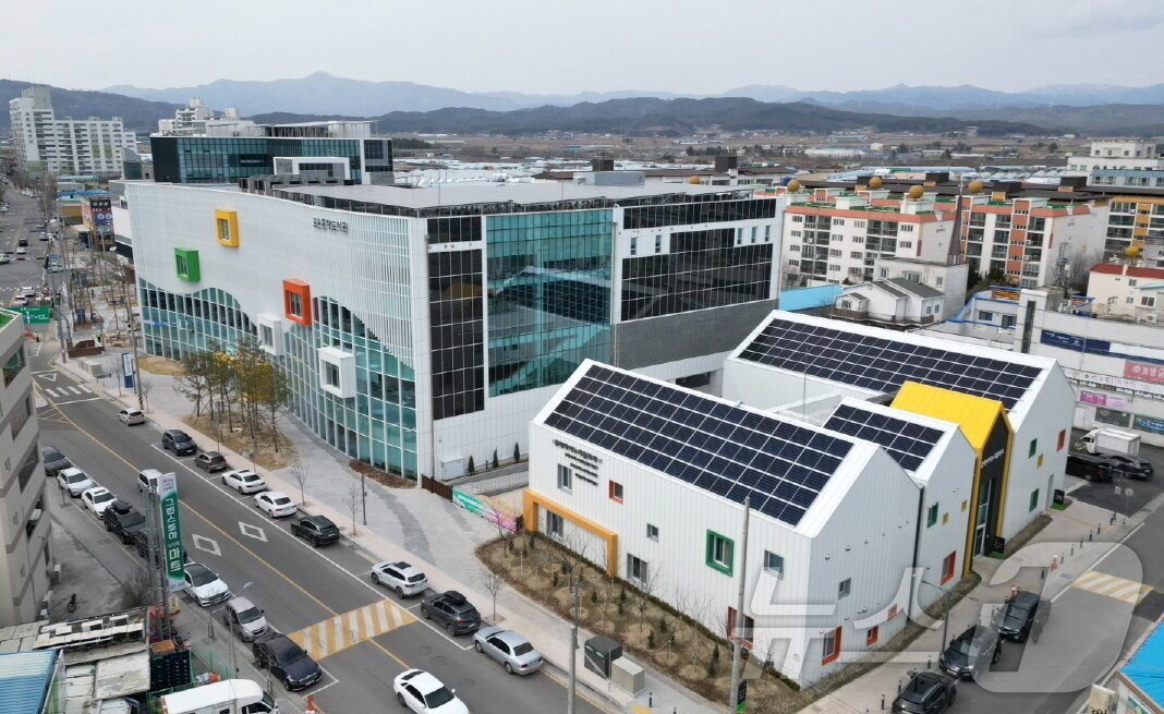 본문 이미지 - 3월 18일 개관한 포은흥해도서관. 이곳은 지진피해로 철거돤 대성아파트가 있던 곳이다. (포항시제공, 재판매 및 DB 금지) 2025.3.16/뉴스1  