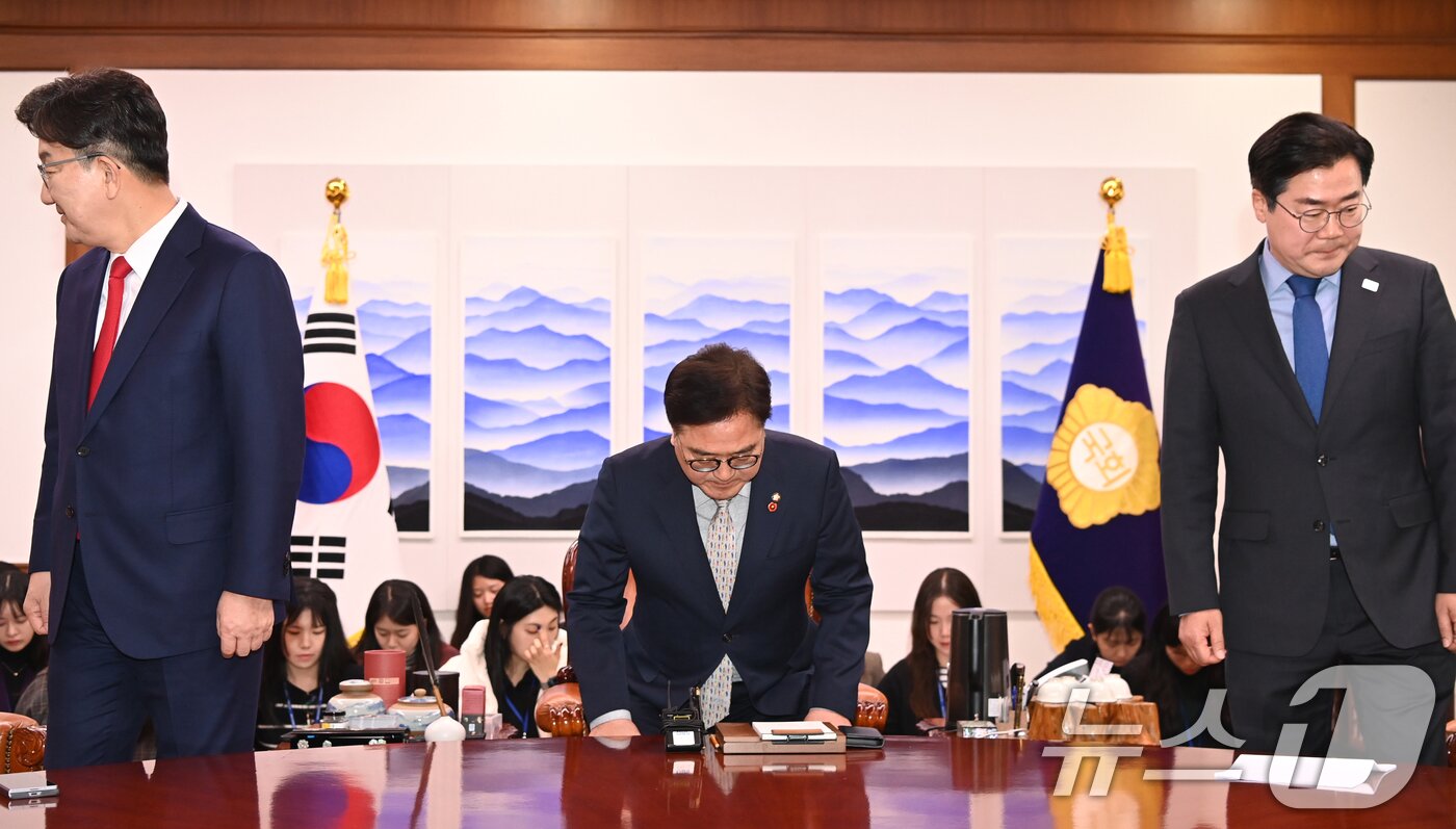 본문 이미지 - 우원식 국회의장&#40;가운데&#41;과 권성동 국민의힘 원내대표&#40;왼쪽&#41;, 박찬대 더불어민주당 원내대표가 18일 오전 서울 여의도 국회에서 가진 회동에서 기념촬영을 마친뒤 자리로 향하고 있다.&#40;공동취재&#41; 2025.3.18/뉴스1 ⓒ News1 이광호 기자