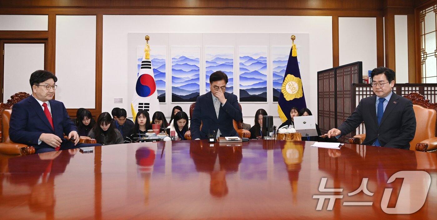 본문 이미지 - 우원식 국회의장&#40;가운데&#41;과 권성동 국민의힘 원내대표&#40;왼쪽&#41;, 박찬대 더불어민주당 원내대표가 18일 오전 서울 여의도 국회에서 회동을 하고 있다.&#40;공동취재&#41; 2025.3.18/뉴스1 ⓒ News1 이광호 기자