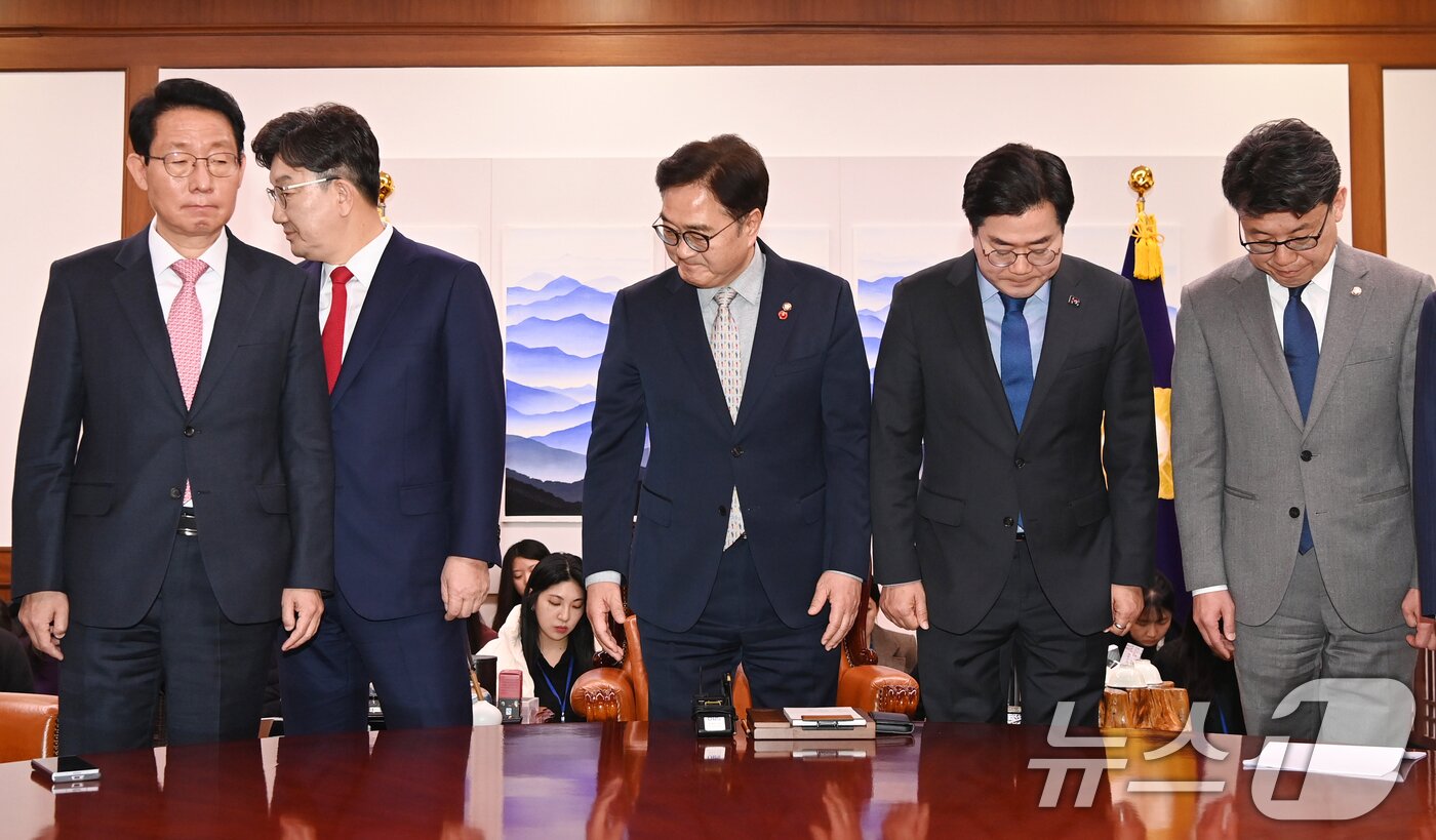 본문 이미지 - 우원식 국회의장과 권성동 국민의힘 원내대표, 박찬대 더불어민주당 원내대표가 18일 오전 서울 여의도 국회에서 가진 회동에서 기념촬영을 마친뒤 자리로 향하고 있다. 왼쪽부터 국민의힘 김상훈 정책위의장, 권 원내대표, 우 의장, 더불어민주당 박 원내대표, 진성준 정책위의장.&#40;공동취재&#41; 2025.3.18/뉴스1 ⓒ News1 이광호 기자