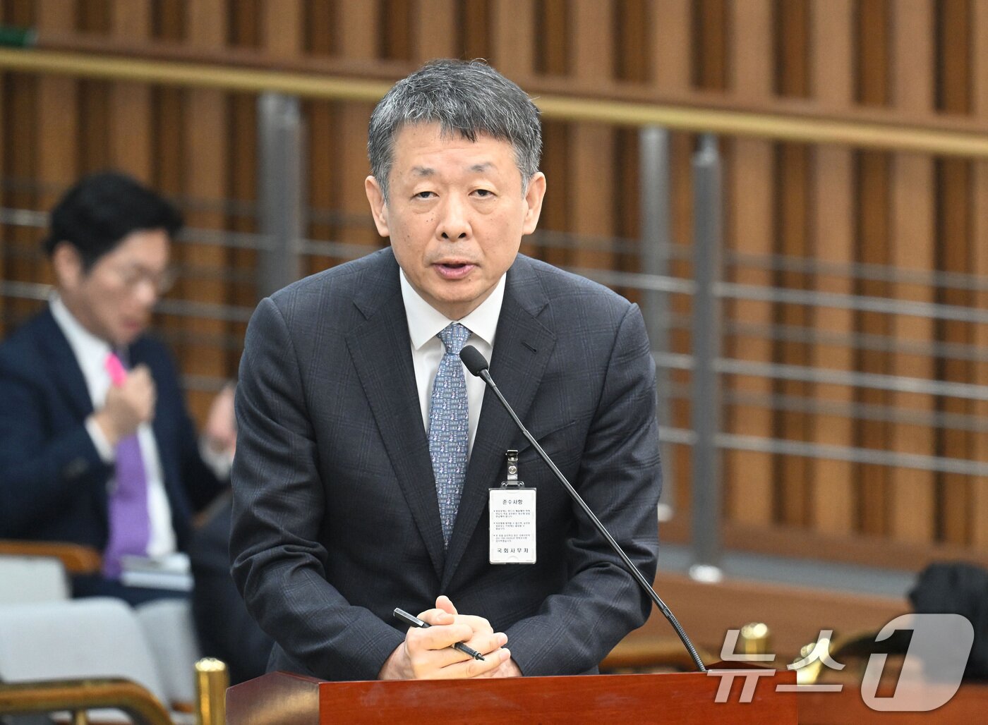 본문 이미지 - 김광일 MBK 파트너스 부회장 겸 홈플러스 공동 대표가 18일 오전 서울 여의도 국회에서 열린 정무위원회 홈플러스 기업회생절차에 대한 현안 질의에서 답변하고 있다. &#40;공동취재&#41; 2025.3.18/뉴스1 ⓒ News1 이재명 기자