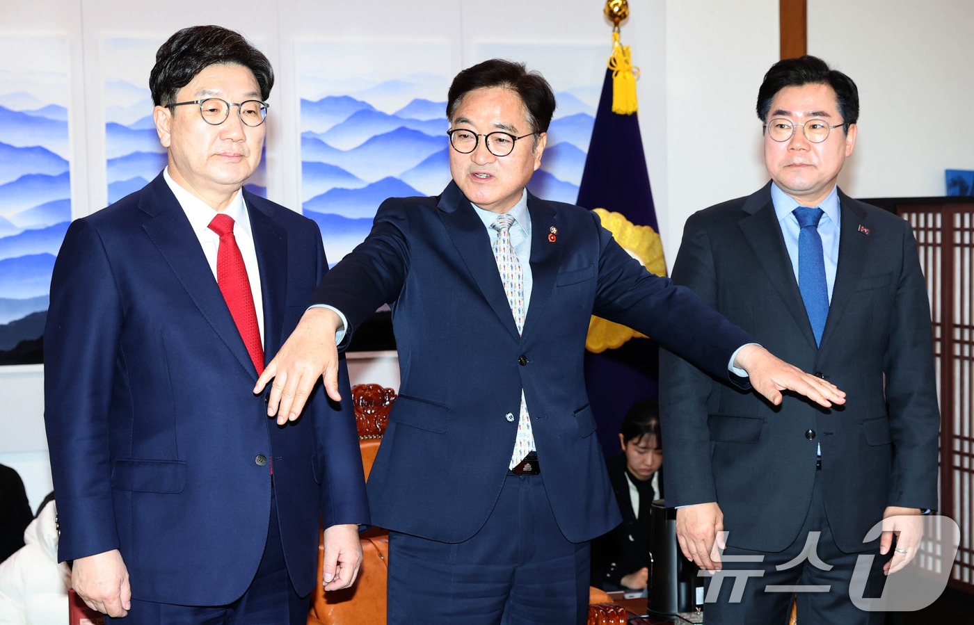 (서울=뉴스1) 이광호 기자 = 우원식 국회의장(가운데)과 권성동 국민의힘 원내대표(왼쪽), 박찬대 더불어민주당 원내대표가 18일 오전 서울 여의도 국회에서 회동을 하고 있다.(공 …