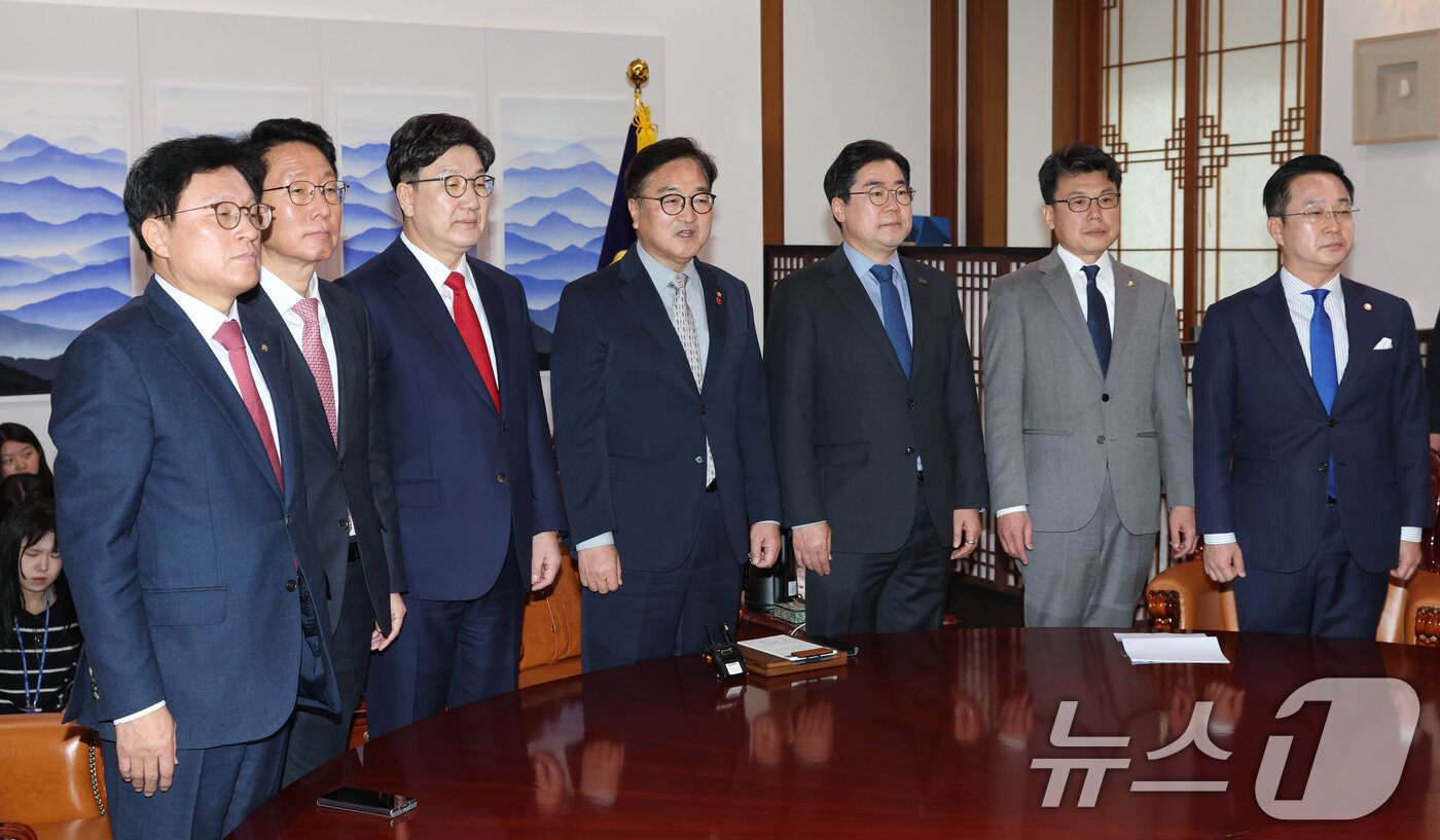 본문 이미지 - 우원식 국회의장과 권성동 국민의힘 원내대표, 박찬대 더불어민주당 원내대표가 18일 오전 서울 여의도 국회에서 가진 회동에서 기념촬영을 하고 있다. 왼쪽부터 국민의힘 박형수 원내수석부대표, 김상훈 정책위의장, 권 원내대표, 우 의장, 더불어민주당 박 원내대표, 진성준 정책위의장, 박성준 원내수석부대표.&#40;공동취재&#41; 2025.3.18/뉴스1 ⓒ News1 이광호 기자