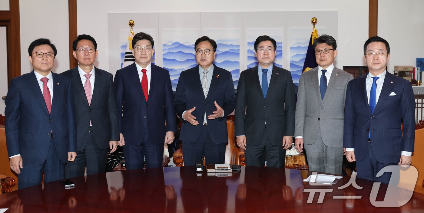 본문 이미지 - 우원식 국회의장과 권성동 국민의힘 원내대표, 박찬대 더불어민주당 원내대표가 18일 오전 서울 여의도 국회에서 회동을 하고 있다. 왼쪽부터 국민의힘 박형수 원내수석부대표, 김상훈 정책위의장, 권 원내대표, 우 의장, 더불어민주당 박 원내대표, 진성준 정책위의장, 박성준 원내수석부대표.&#40;공동취재&#41; 2025.3.18/뉴스1 ⓒ News1 이광호 기자