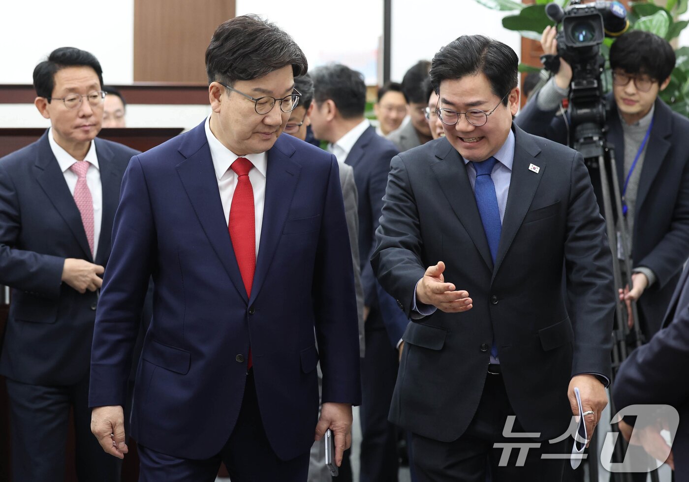 본문 이미지 - 권성동 국민의힘 원내대표&#40;왼쪽&#41;와 박찬대 더불어민주당 원내대표가 18일 서울 여의도 국회에서 우원식 국회의장 주재로 열린 원내대표 회동에 참석하고 있다.&#40;공동취재&#41; 2025.3.18/뉴스1 ⓒ News1 이광호 기자