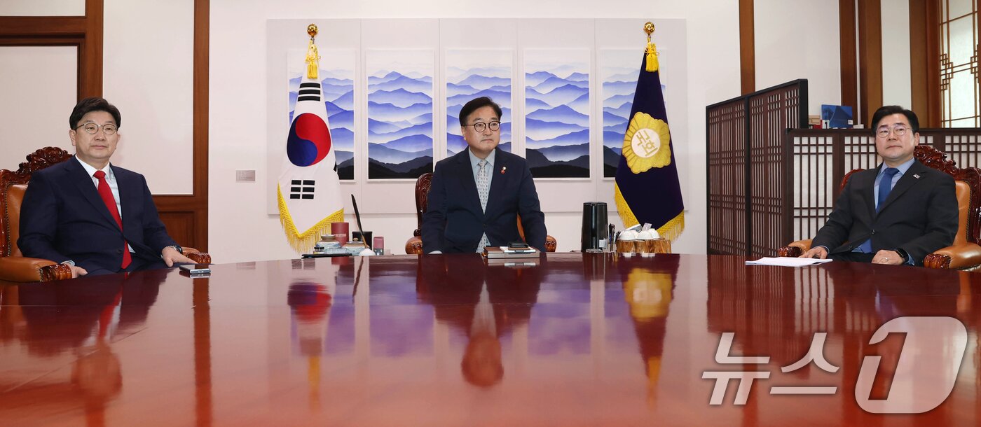 본문 이미지 - 우원식 국회의장&#40;가운데&#41;과 권성동 국민의힘 원내대표&#40;왼쪽&#41;, 박찬대 더불어민주당 원내대표가 18일 오전 서울 여의도 국회에서 회동을 하고 있다.&#40;공동취재&#41; 2025.3.18/뉴스1 ⓒ News1 이광호 기자