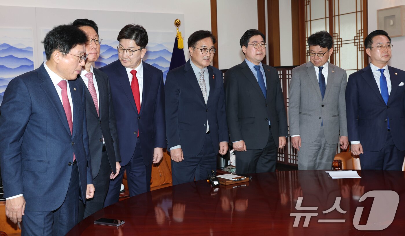 본문 이미지 - 우원식 국회의장과 권성동 국민의힘 원내대표, 박찬대 더불어민주당 원내대표가 18일 오전 서울 여의도 국회에서 가진 회동에서 기념촬영을 마친뒤 자리로 향하고 있다. 왼쪽부터 국민의힘 박형수 원내수석부대표, 김상훈 정책위의장, 권 원내대표, 우 의장, 더불어민주당 박 원내대표, 진성준 정책위의장, 박성준 원내수석부대표.&#40;공동취재&#41; 2025.3.18/뉴스1 ⓒ News1 이광호 기자
