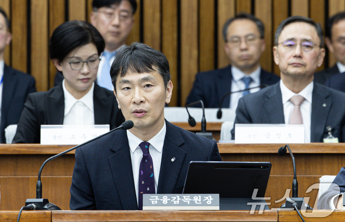 (서울=뉴스1) 이재명 기자 = 이복현 금융감독원 원장이 오전 서울 여의도 국회 정무위원회에서 열린 홈플러스·MBK 파트너스 및 삼부토건 관련 긴급 현안질의에서 의원 질의에 답변하 …