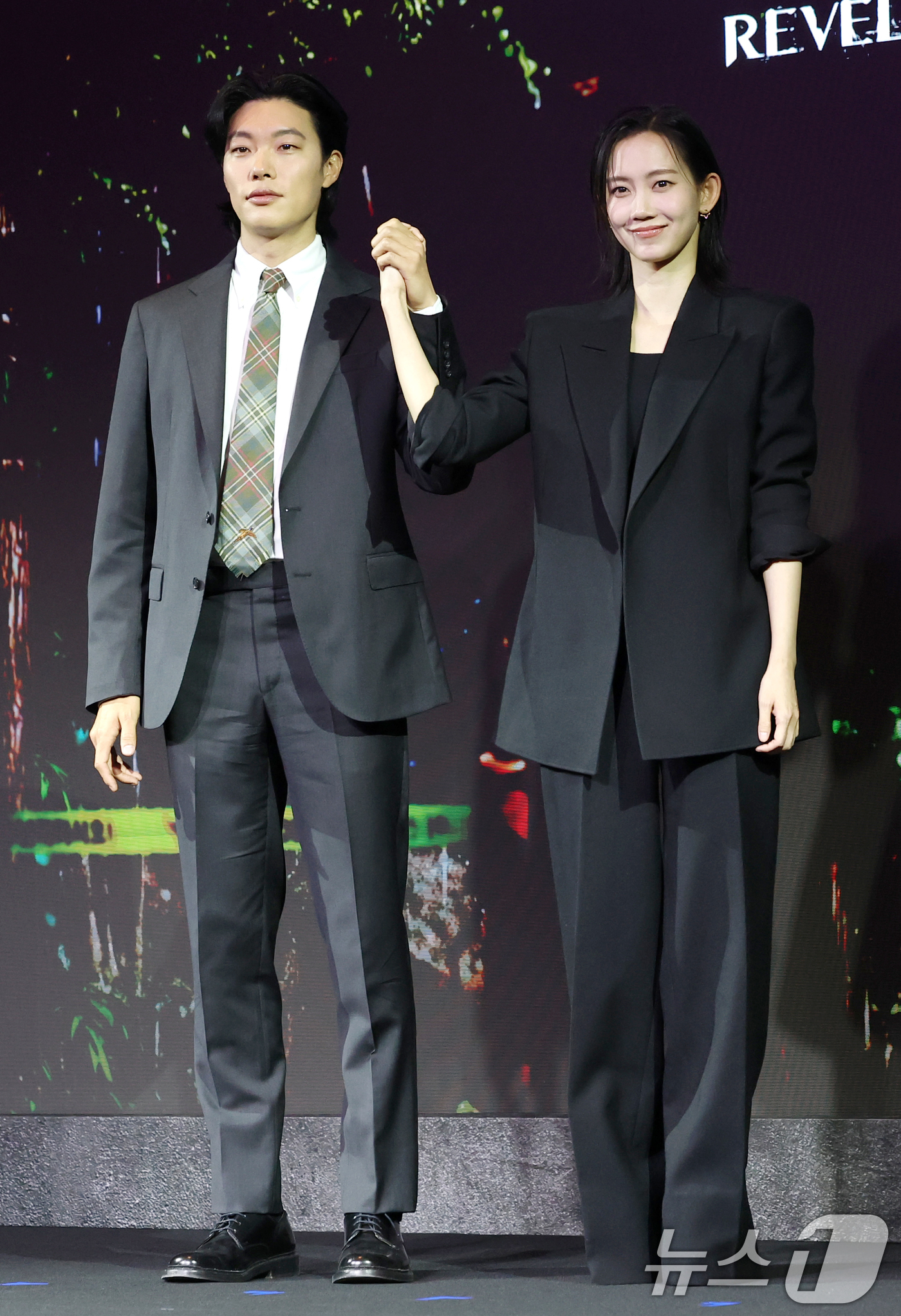 (서울=뉴스1) 권현진 기자 = 배우 류준열과 신현빈(오른쪽)이 18일 서울 마포구 호텔나루 서울 엠갤러리에서 열린 넷플릭스 '계시록'(감독 연상호) 제작보고회에 참석해 포즈를 취 …