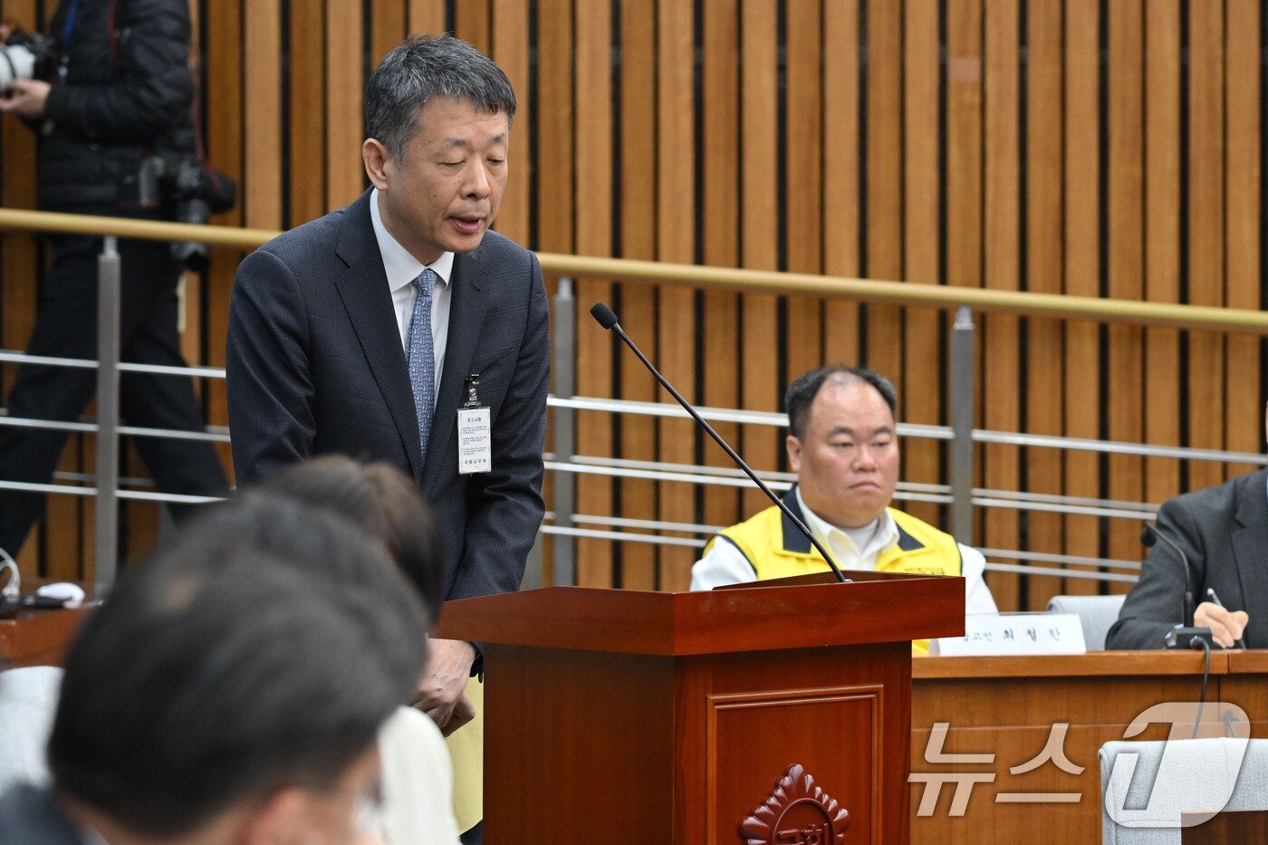 본문 이미지 - 김광일 홈플러스 대표이사 겸 MBK 부회장이 18일 국회에서 열린 정무위원회 홈플러스 기업회생절차에 대한 현안 질의에서 의원질문에 답변하고 있다. (공동취재) 2025.3.18/뉴스1 ⓒ News1 이재명 기자
