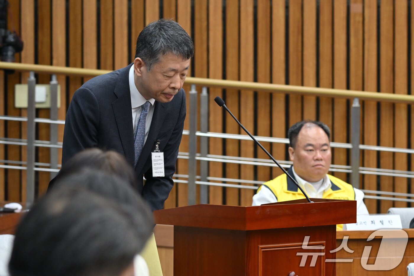 본문 이미지 - 김광일 홈플러스 대표이사 겸 MBK 부회장이 국회에서 열린 정무위원회 홈플러스 기업회생절차에 대한 현안 질의에서 고개 숙여 인사하고 있다. &#40;공동취재&#41; 2025.3.18/뉴스1 ⓒ News1 이재명 기자