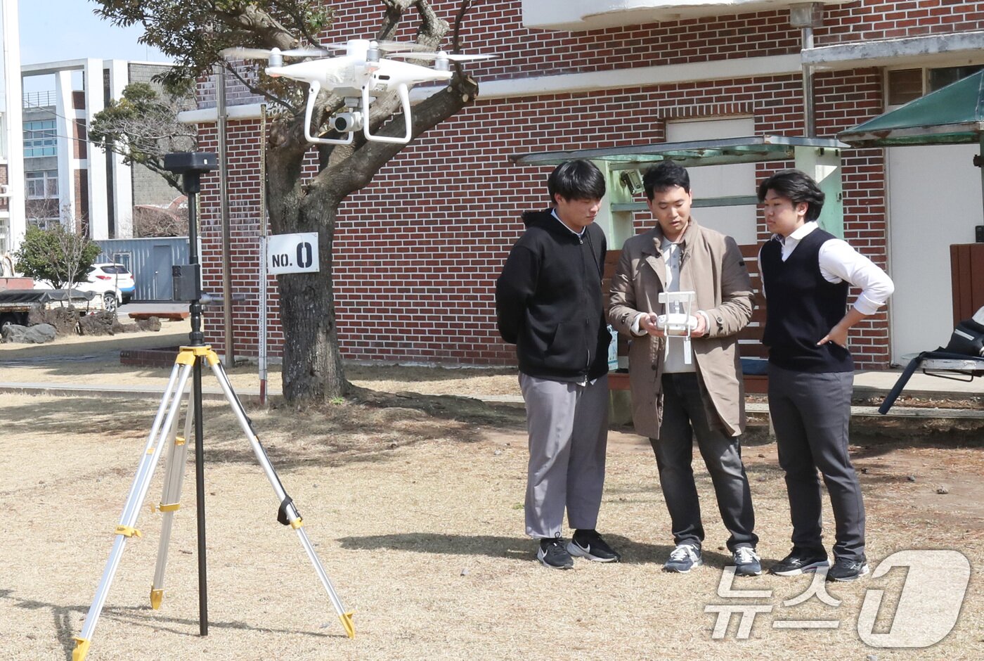 본문 이미지 - 18일 오전 항공우주 분야 협약형 특성화고인 제주 한림공업고등학교에서 토목과 3학년 학생들이 인공위성을 활용한 GPS 측량 수업을 하고 있다. 2025.3.18/뉴스1 ⓒ News1 오현지 기자