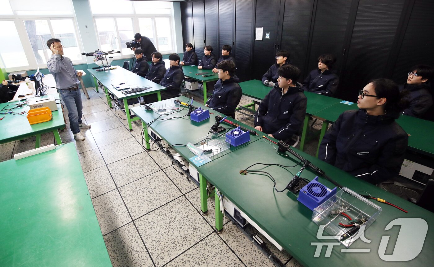 본문 이미지 - 18일 오전 항공우주 분야 협약형 특성화고인 제주 한림공업고등학교에서 전자과 3학년 학생들이 소형무인기 정비 수업 실습을 하고 있다. 2025.3.18/뉴스1 ⓒ News1 오현지 기자