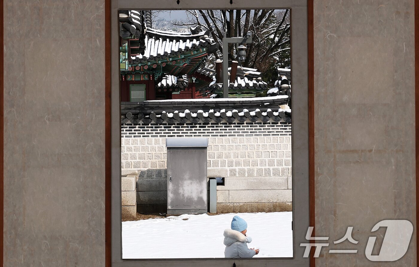 본문 이미지 - 새봄 맞이 &#39;창덕궁 궁궐 빛·바람 들이기&#39; 행사가 시작된 18일 서울 종로구 창덕궁 궐내각사의 창호가 활짝 열려 있다. . 2025.3.18/뉴스1 ⓒ News1 오대일 기자