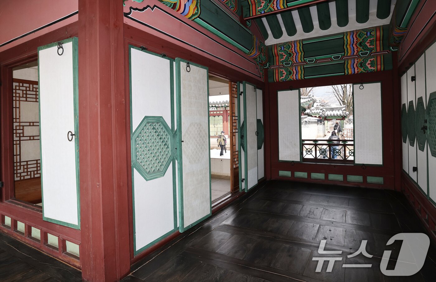 본문 이미지 - 새봄 맞이 &#39;창덕궁 궁궐 빛·바람 들이기&#39; 행사가 시작된 18일 서울 종로구 창덕궁 궐내각사의 창호가 활짝 열려 있다.  2025.3.18/뉴스1 ⓒ News1 오대일 기자